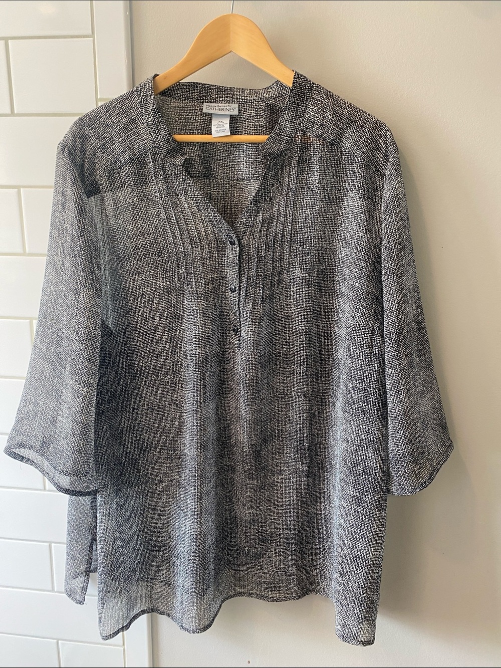 Maggie Barnes Black and White Textured Pintuck Split-Neck Blouse